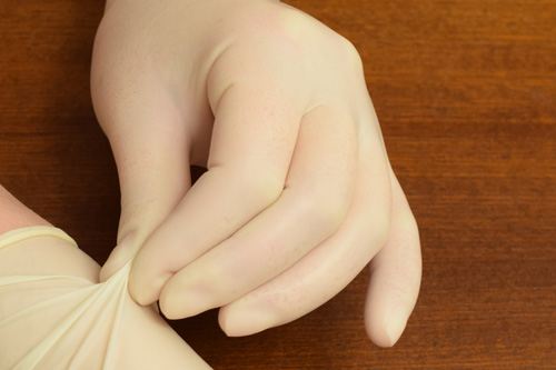 Снимаем стерильные перчатки: безопасный отворот