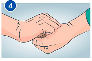 Тыльной стороной согнутых пальцев потрите по ладони другой руки.