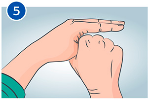 Поочередно круговыми движениями потрите большие пальцы рук.